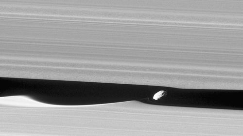 卡西尼号拍摄土卫35最近距离照片