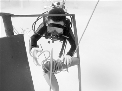军校潜水课程：水下20米伸手不见五指排除故障