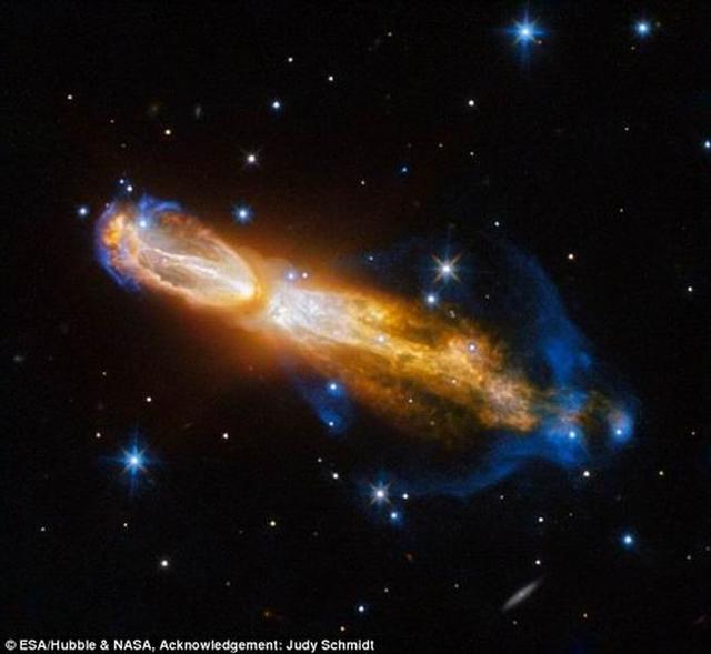 哈勃太空望远镜拍摄低质量恒星瞬间死亡时刻