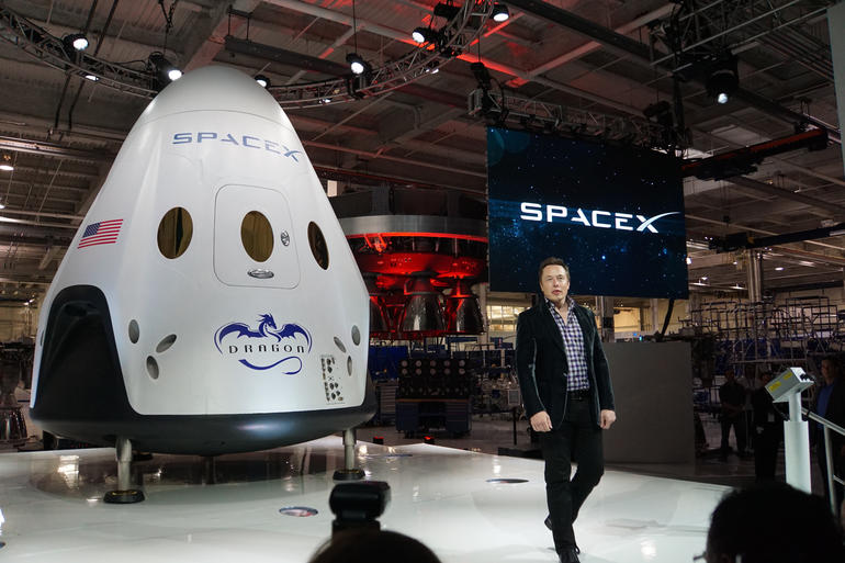 SpaceX：2018年底将送两乘客到月球旅游