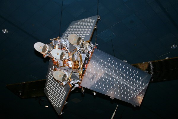 如何肉眼识别夜空中的人造卫星？