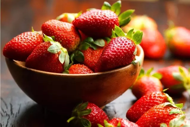 三月草莓季，教你三招为孩子挑选高品质草莓！