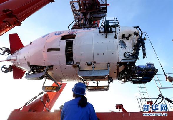 “蛟龙”号找回一年前“丢”在6300米深海的采水器