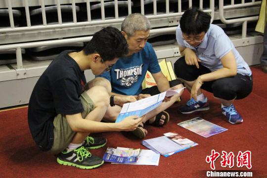 中国80所重点高校聚山东万余考生家长高招会“求经”