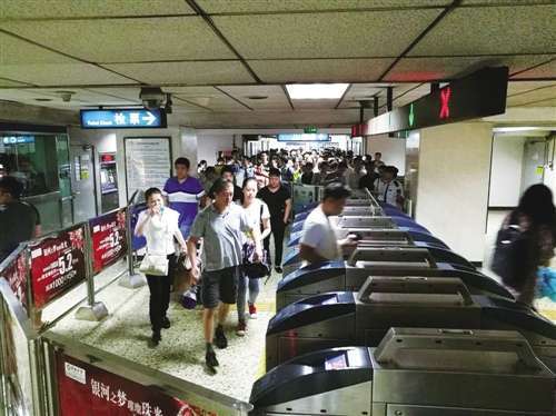 北京地铁启动刷手机乘车 NFC离普及有多远？
