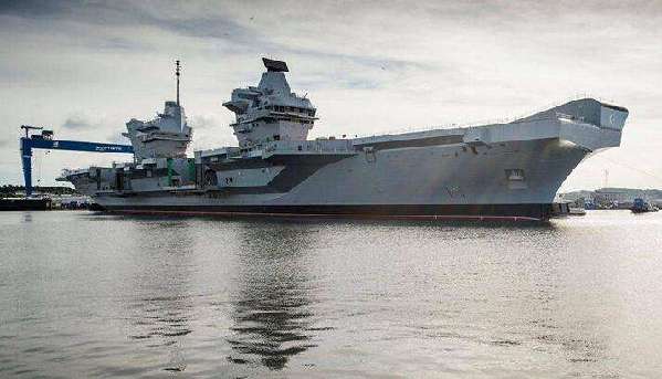这艘航母长俩“脑袋”？英国皇家海军的freestyle让人大跌眼镜！