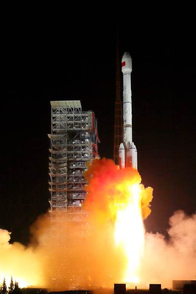 11月5日晚,长征三号乙/远征一号运载火箭成功发射北斗三号首发双( 