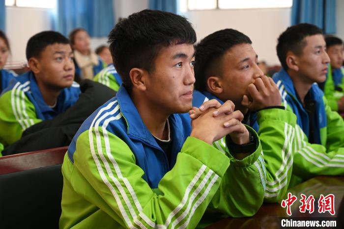 西藏大学心理学、物理学等学者进基层校园 为学生释压科普 图为学生在聆听授课。