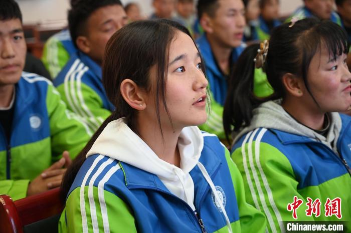 西藏大学心理学、物理学等学者进基层校园 为学生释压科普 图为学生在聆听授课。