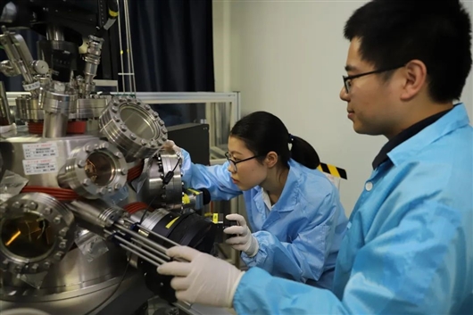 中国学者利用电场控制氧化物界面超导