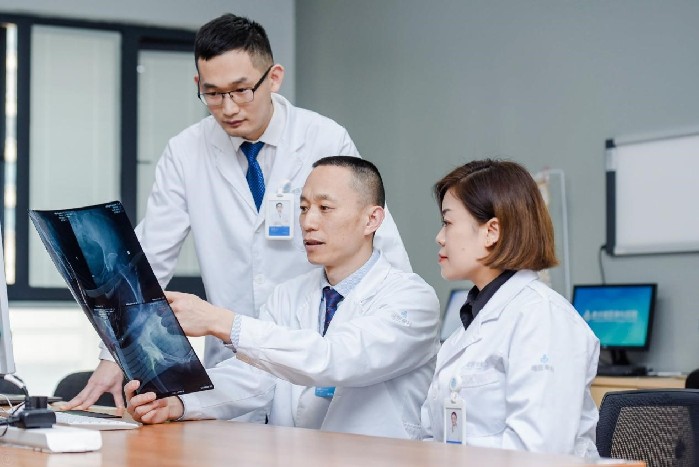 骨科医生刘明：每一次手术都是生命的置换