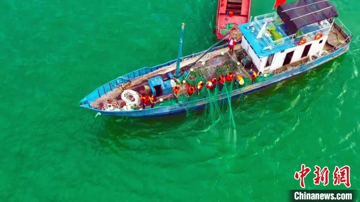 立秋时节鱼儿肥硕 博斯腾湖迎来秋捕黄金季