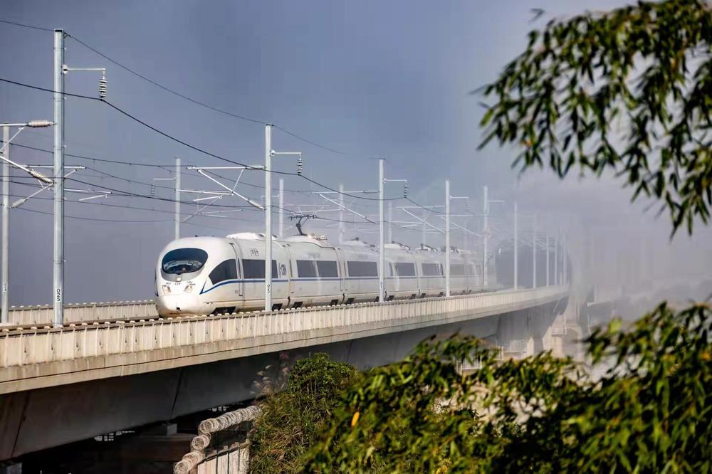 “湘西最美高铁”张吉怀高铁首趟列车驶出