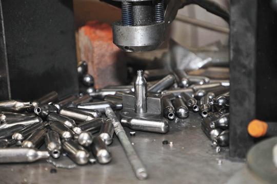 青少年吸食“笑气”致死致伤案频发:被“笑气”摧毁的青春