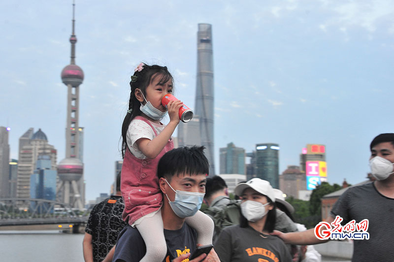 一起守“沪”| 市民拍照打卡 迎接上海“重启”