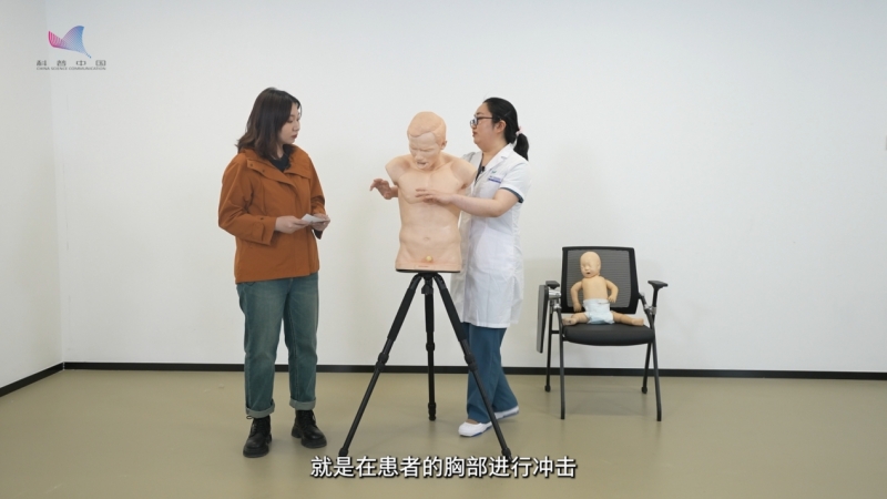 科普慕课｜孩子卡喉别用手抠！医生实操讲解海姆立克法