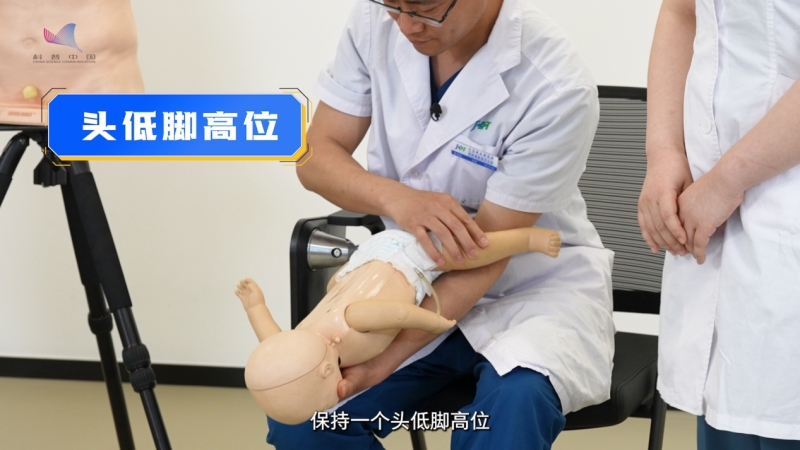 科普慕课｜孩子卡喉别用手抠！医生实操讲解海姆立克法