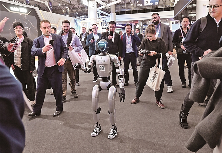 人工智能加速融入千行百业