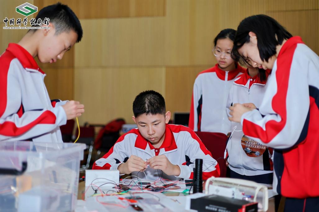 “最重要的就是有好奇心”——诺奖科学家丁肇中寄语青少年