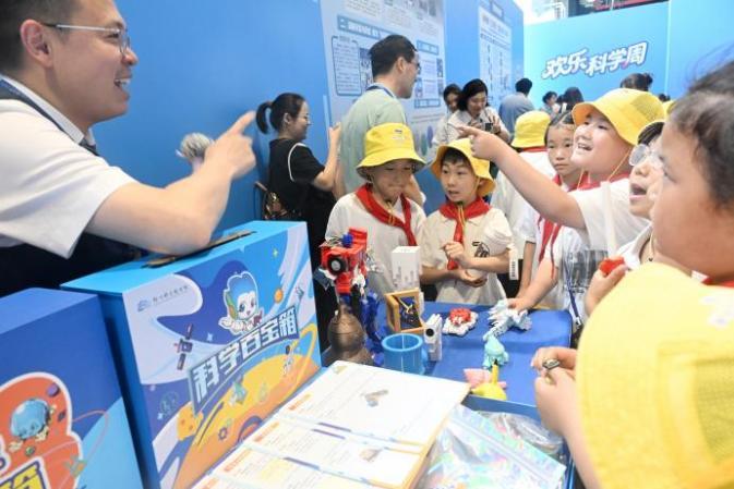 “科技馆体系协同开展区域性科学教育中心建设项目”总结交流活动在郑州举办