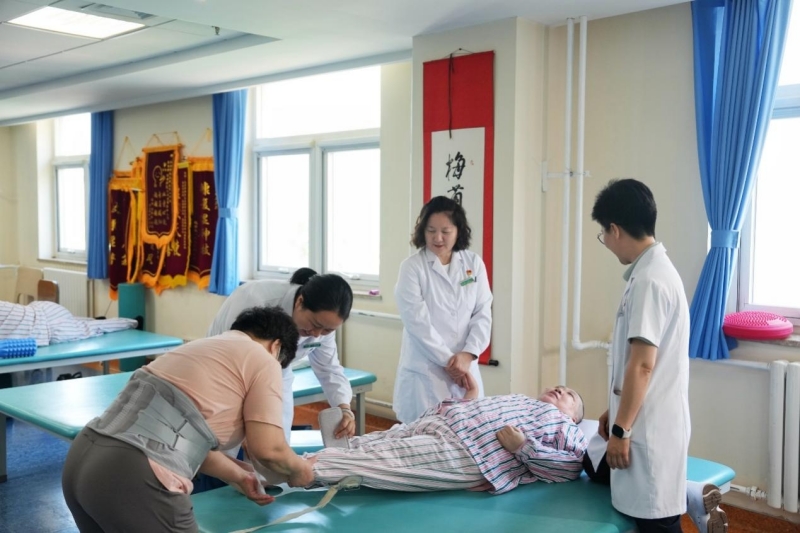 基层暖医 守护京城 | 深化分级诊疗 畅通双向转诊 北京织密便民就医服务网络