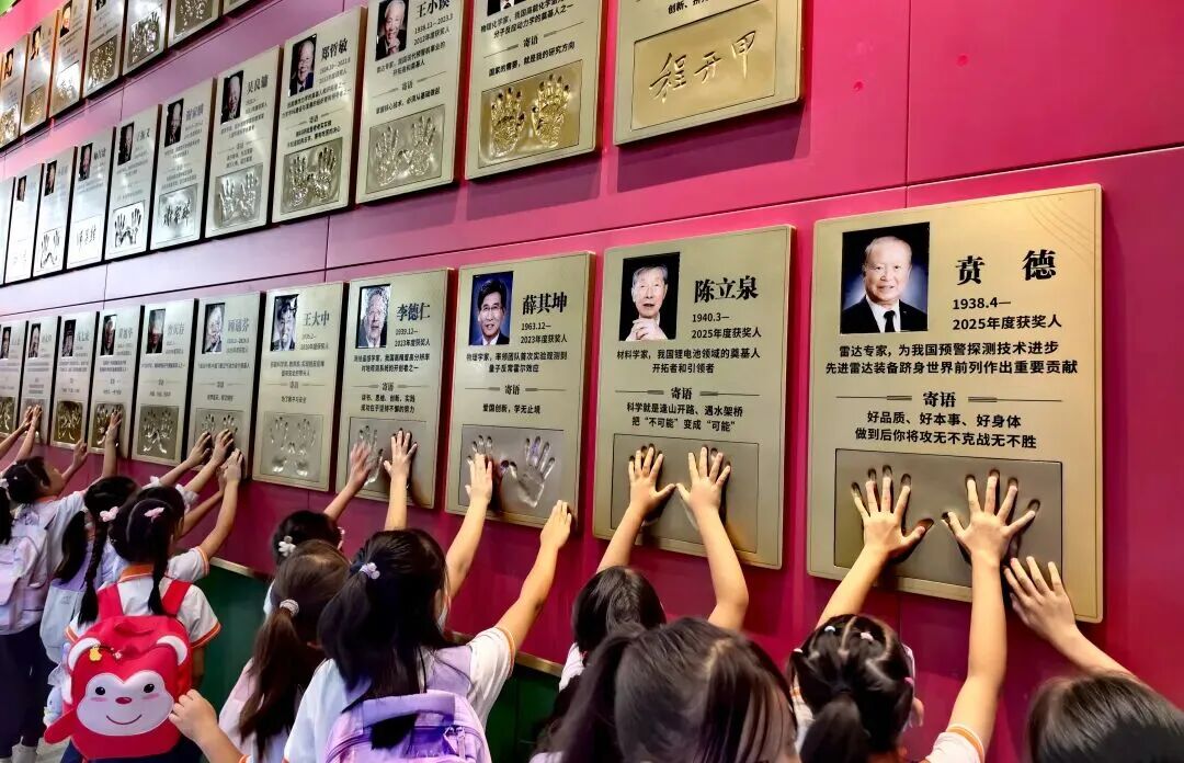 来中国科技馆,和科学家击掌!
