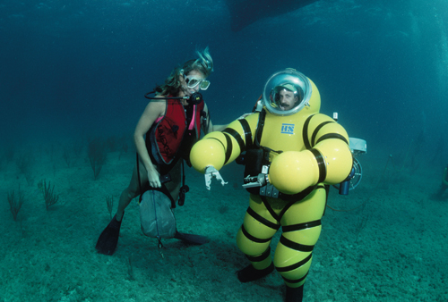 你知道人类能潜入海底的最深处是多少吗？