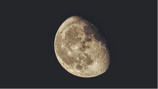 月亮：地球人，我可比你们想的“长寿”得多！