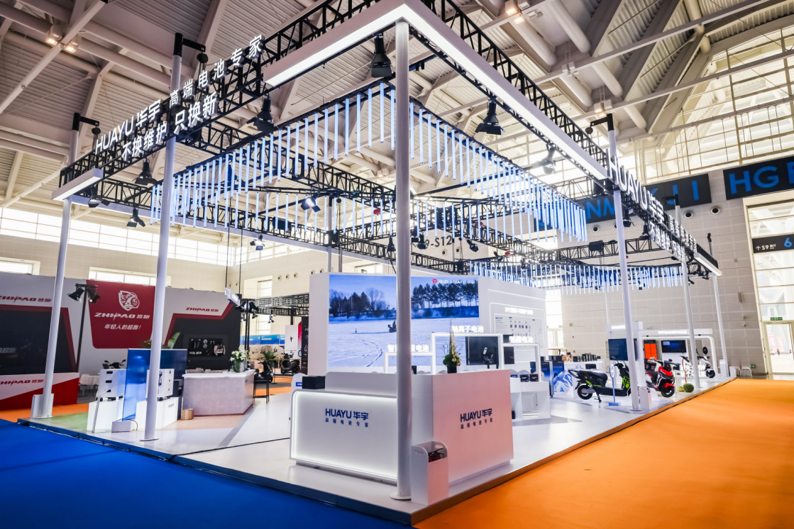 雅迪华宇电池天津展焕新发布：实现“铅钠锂通配”，铅酸服务再升级至15个月换新