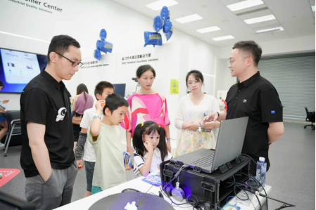 企业打开实验室 青少年在真实场景“看见未来”